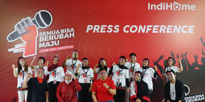 Vice President Marketing Management Telkom E. Kurniawan (tengah) bersama dewan juri yakni Ari Tulang (paling kiri), Melly Goeslaw (kedua dari kiri), Tantri Syalindri (kedua dari kanan) dan coach Sandy Canester (paling kanan) saat acara press conference Semua Bisa Berubah Maju Cover Song Competition IndiHome di Jakarta, Minggu (22/11/2020).