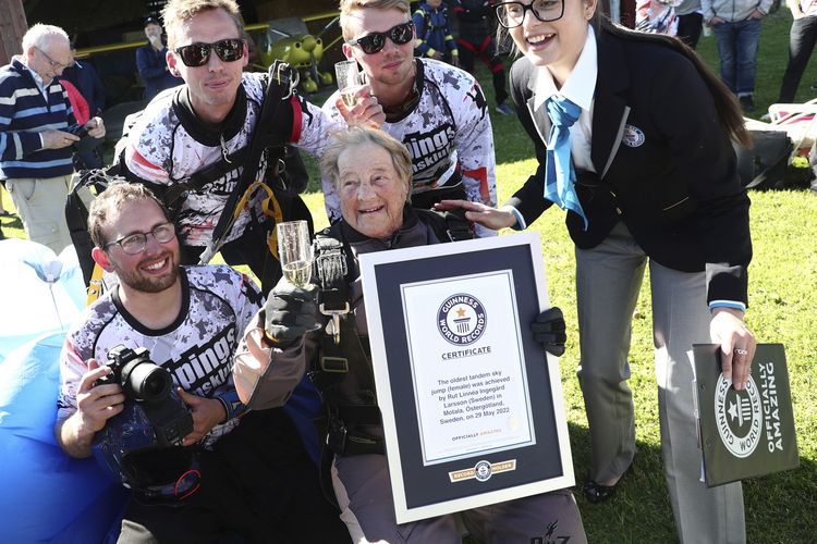 Rut Larsson (103) asal Swedia memecahkan rekor dunia sebagai orang tertua yang terbang parasut tandem, setelah melakukannya bersama penerjun payung Joackim Johansson di Motala. Larsson mendapatkan sertifikat dari Guinness World Records pada Minggu (29/5/2022).