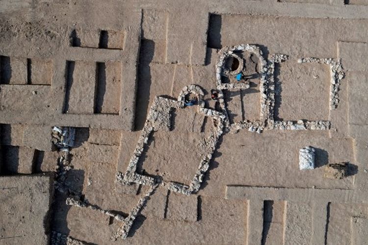 Sebuah pemandangan udara menunjukkan pekerja Palestina dari Otoritas Barang Antik Israel selama bekerja di sebuah masjid kuno yang baru ditemukan, yang berasal dari periode awal Islam, di kota Badui Rahat di gurun Negev selatan Israel pada 22 Juni 2022.