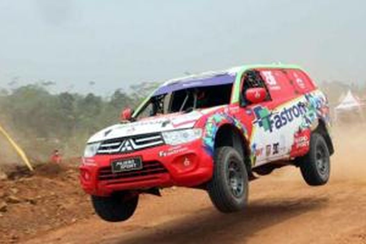 RIfat Sungkar mengandalkan Mitsubishi Pajero Sport di kejurnas speed offroad.