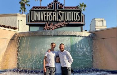 David Beckham memamerkan gaya potongan sweet buzz  bersama putranya Romeo (17), dan anak perempuannya Harper (8) di Universal Studio, Hollywood, Amerika Serikat.