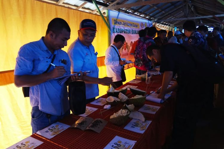 Komunitas Durian Traveler Indonesia didapuk menjadi juri pada festival dan kontes durian di Desa Mandikapau, Kabupaten Banjar, Kalsel, pada Rabu (8/1/2020).