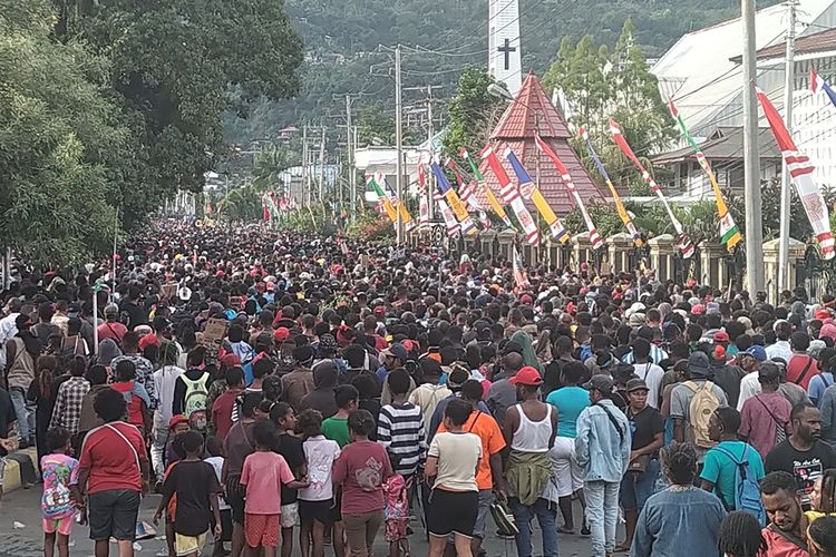 Aksi protes di Kota Jayapura, Papua, pada 19 Agustus 2019. Ribuan massa turun ke jalan untuk memprotes dugaan tindakan rasisme yang menimpa mahasiswa papua di Surabaya, Jawa Timur