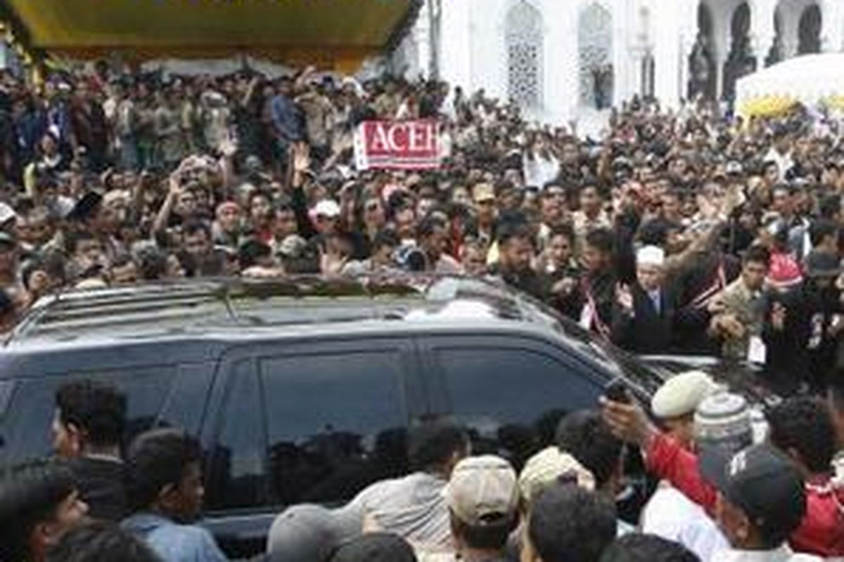 Puluhan ribu warga Aceh berdesakan saat mobil Dr Tgk Hasan Muhammad Di Tiro keluar dari halaman Masjid Raya Baiturrahman, Banda Aceh, Sabtu (11/10), untuk bertemu langsung dengan Dr Tgk Hasan Muhammad Ditiro yang sudah 32 tahun tidak pulang ke Aceh.