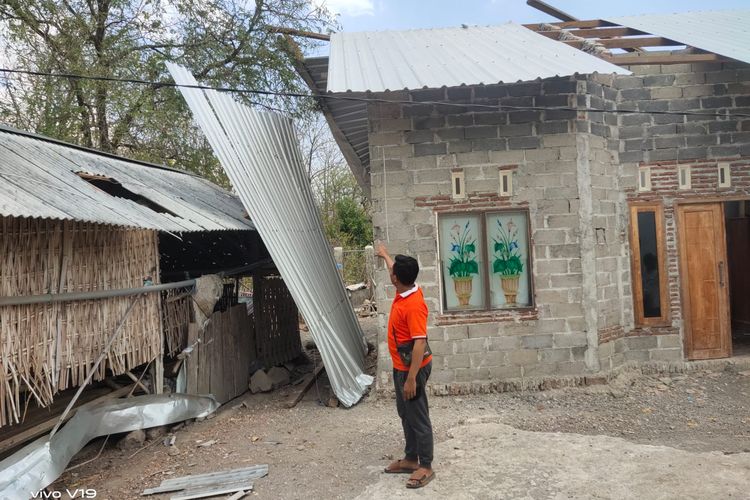 Foto: Rumah milik warga di Desa Sumberkolak, Kecamatan Panarukan, Kabupaten Situbondo, Provinsi Jawa Timur rusak akibat angin puting beliung pada Rabu (13/9/2023).