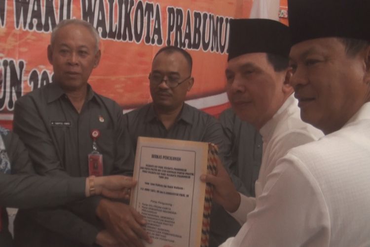 Paslon wali kota dan wakil wali kota Prabumulih yang merupakan penjabat  petahana Ridho Yahya-Ardiansyah Fikri mendaftarkan diri hari ini ke KPU Prabumulih didampingi pengurus 10 partai politik pendukungnya.