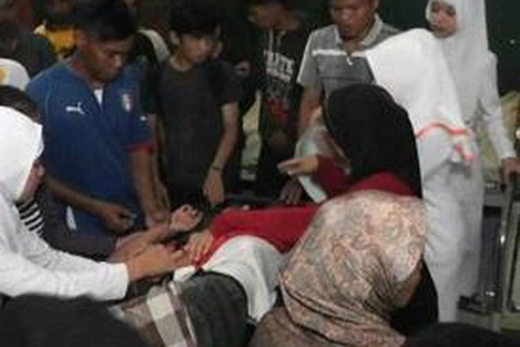 Dua mahasiswi di Polewali Mandar pingsan lantaran tertimpa pohon tumbang di jalan saat pulang dari kampus mereka.