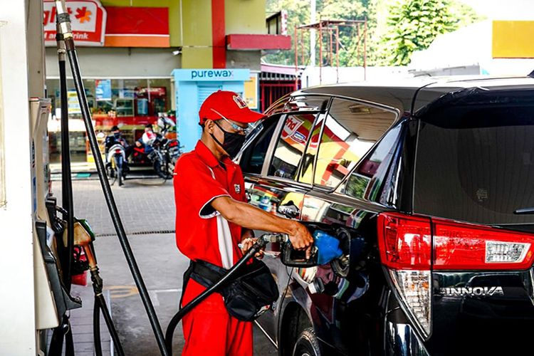 Pertamina menurunkan harga Pertamax menjadi Rp 13.900 per liter dari sebelumnya Rp 14.500 per liter pada 1 September 2022. 