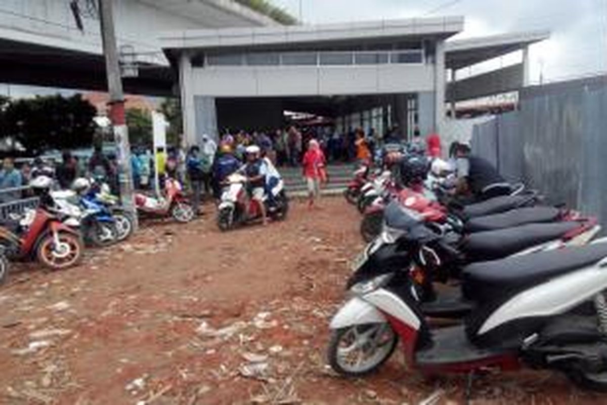 Lahan baru untuk tukang ojek di Stasiun Tanah Abang. Gambar diambil pada Jumat (6/2/2015).