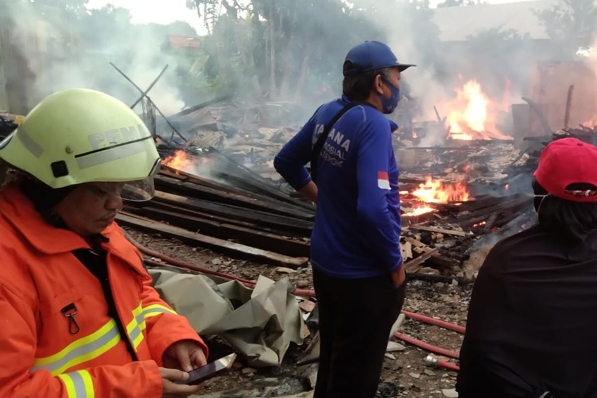 Lapak penjualan kusen kayu di Jalan Kemang RT 001 RW 010 Sukatani, Tapos, Kota Depok, Jawa Barat terbakar pada Rabu (24/11/2021) sore.