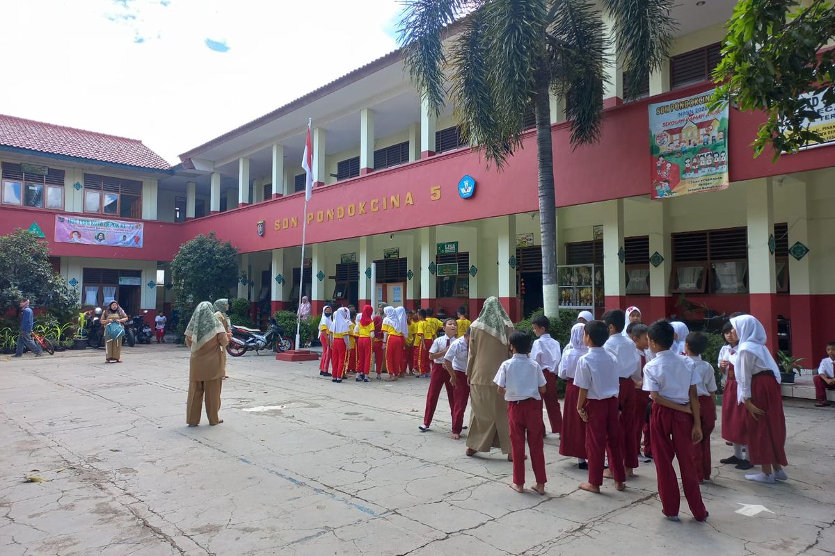 Para siswa dan guru SDN Pondok Cina 5 berhamburan keluar kelas lantaran merasakan guncangan gempa yang berpusat di Kabupaten Cianjur, Jawa Barat, Senin(21/11/2022).