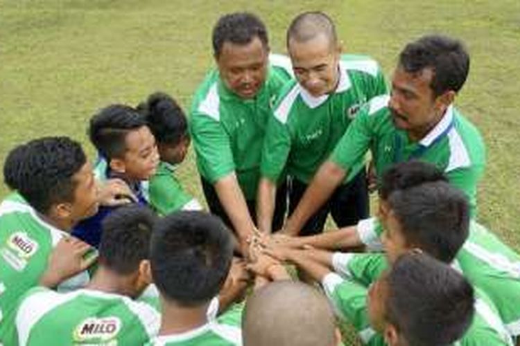 Kekompakan sembilan pemain terbaik MILO Football Championship 2016 bersama pelatih Zaenal Abidin dan Kurniawan Dwi Yulianto sebelum memulai sesi latihan pada MILO Camp (18/04) Wisma Padepokan Voli Sentul 