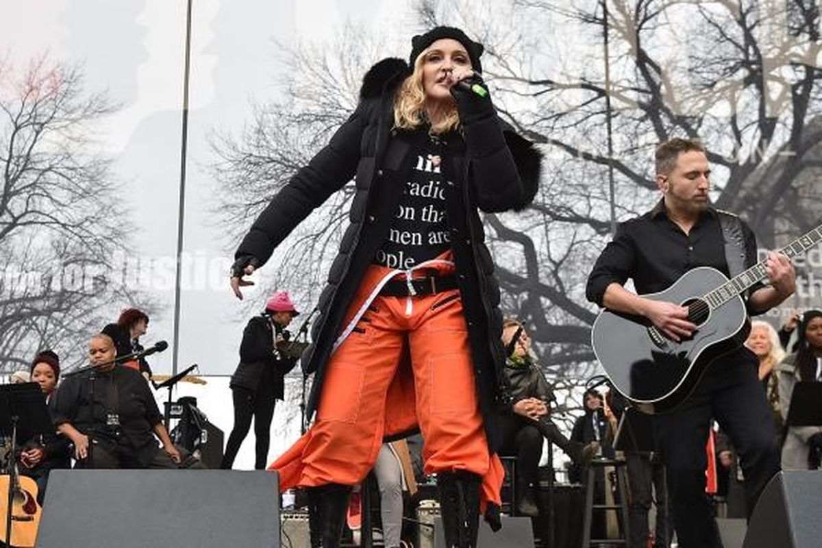 Madonna menyanyi di panggung Womens March di Washington DC, Sabtu (21/1/2017).