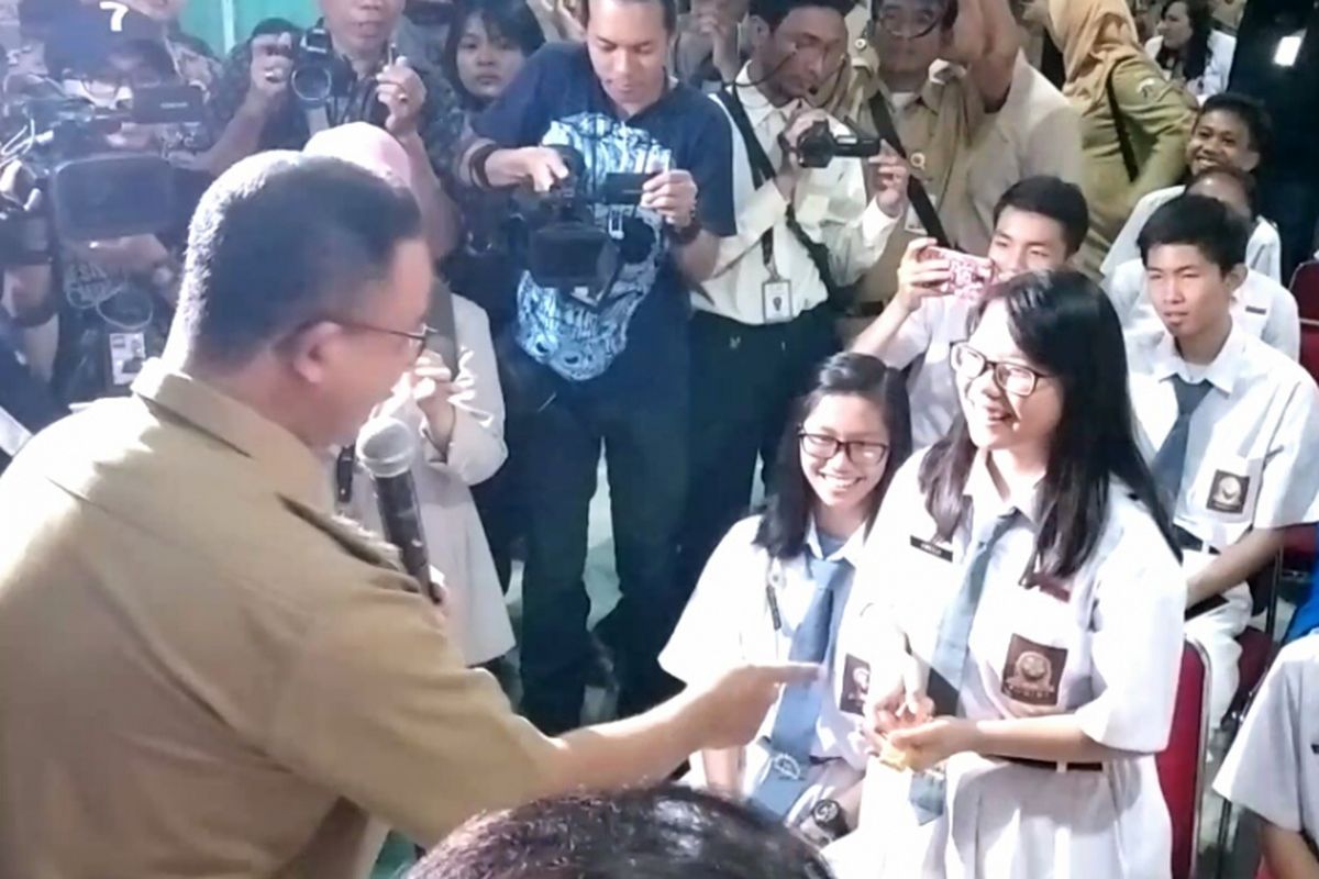 Gubernur DKI Jakarta Anies Baswedan mengapresiasi siswi SMA yang fasih jelaskan penyakit difteri, Senin (11/12/2017).