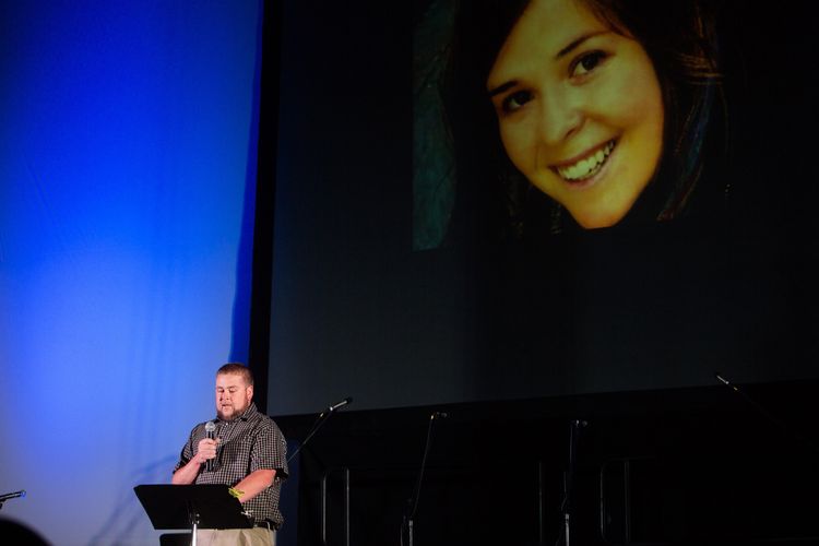 Eric Mueller membacakan puisi untuk adiknya, Kayla Mueller, di Prescotts Courthouse Square, Arizona, Amerika Serikat, pada 18 Februari 2015. Kayla Mueller merupakan pekerja bantuan yang menjadi korban penyiksaan dan pelecehan seksual saat ditawan ISIS. Dia diculik saat meninggalkan sebuah rumah sakit di utara Suriah.