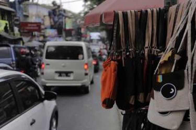 Kepadatan kendaraan dii kawasan perbelanjaan di Jalan Cihampelas, Bandung, Senin (20/7/2015). Libur lebaran dimanfaatkan wisatawan dan warga Bandung untuk berlibur dan berbelanja. 