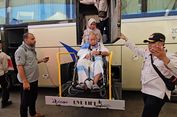 Bus Hidrolik Mudahkan Jemaah Haji Lansia Naik Bus tanpa Turun dari Kursi Roda
