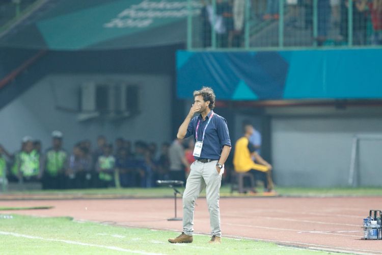 Pelatih Timnas Indonesia, Luis Milla, mengamati pertandingan kontra Taiwan pada laga Grup A Asian Games 2018 di Stadion Patriot, 12 Agustus 2018. 