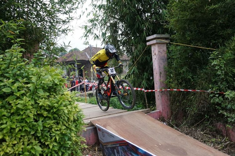 Kabut tipis turun dari puncak Gunung Merapi menuju New Selo, Boyolali, saat seeding run 76 Indonesian Downhill Urban 2018 dimulai, Sabtu (31/3).