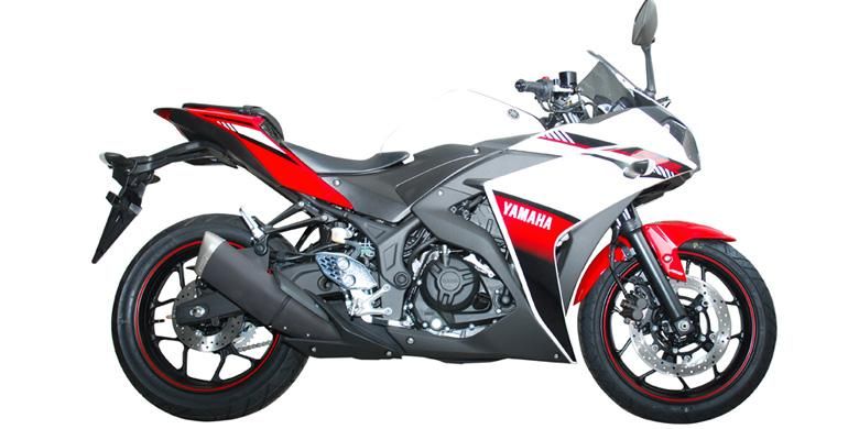 Yamaha R25 ABS model 2015 warna merah.