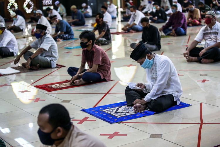 Umat Muslim menunaikan shalat Jumat di Masjid Agung Al-Barkah, Kota Bekasi, Jawa Barat, Jumat, (29/5/2020). Kota Bekasi menjajaki hidup normal baru atau new normal dengan mengizinkan warganya kembali menggelar shalat Jumat di masjid di 50 kelurahan zona hijau atau bebas Covid-19 pada Jumat (29/5/2020). Shalat Jumat digelar dengan protokol ketat pencegahan Covid-19 dan hanya diikuti terbatas oleh warga yang bermukim di sekitar masjid.