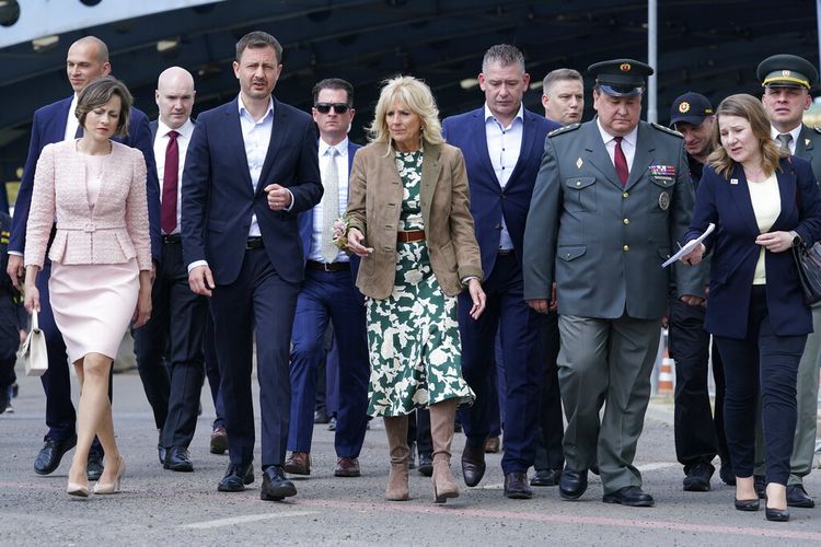 Ibu Negara Jill Biden berbicara dengan Perdana Menteri Slovakia Eduard Heger saat dia berjalan dari Vysne Nemecke, Slovakia, menuju perbatasan dengan Ukraina, garis merah, selama kunjungan Minggu, 8 Mei 2022. 