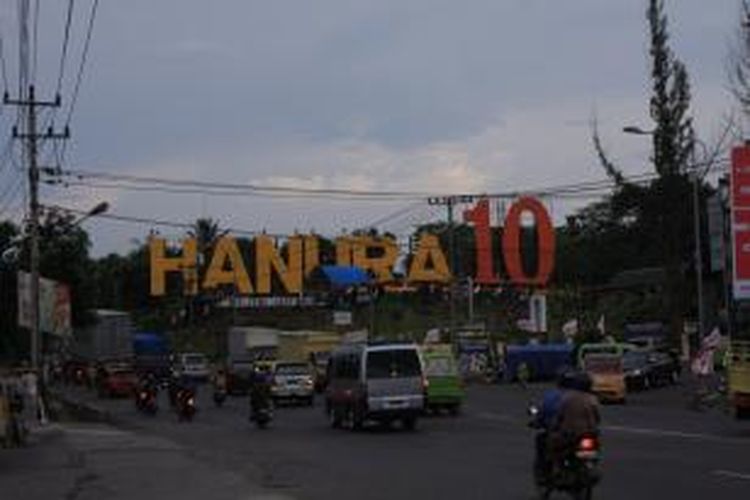Giant las dLetter Partai Hanura terpampang jelas di Jl Raya Semarang-Solo, ditanjakan Lemah Abang, Bergas, Kabupaten Semarang.
