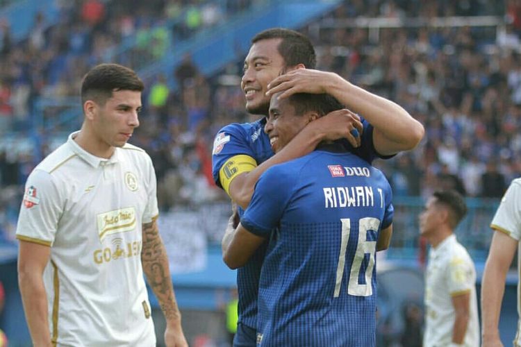 Kapten Arema FC, Hamka Hamzah memeluk Ridwan Tawainella seusai mencetak gol kedua ke gawang PSS Sleman pada Pekan 20 Liga 1 2019 yang berakhir dengan skor 4-0 di Stadion Kanjuruhan Kabupaten Malang, Jawa Timur, Selasa (24/09/2019) sore.
