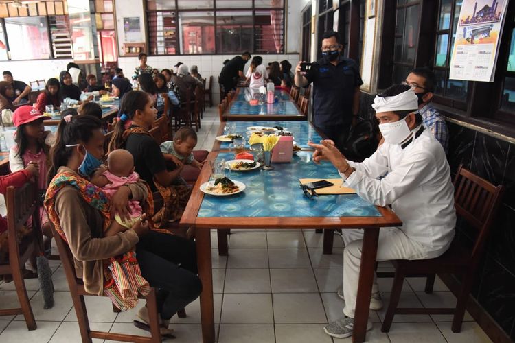 Anggota DPR RI Dedi Mulyadi saat menanyai sejumlah ibu yang membawa anaknya jadi tukang lap mobil di jalanan, di sebuah restoran di Cikopo, Purwakarta, Kamis (25/6/2020).