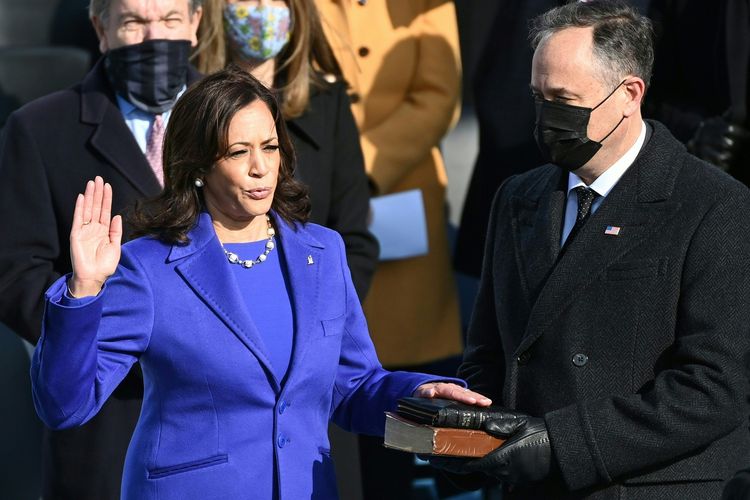 Kamala Harris ketika diambil sumpahnya sebagai Wakil Presiden Amerika Serikat (AS) didampingi suaminya, Doug Emhoff, pada 20 Januari 2021.