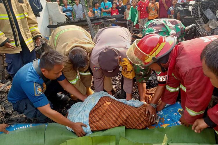 Petugas pemadam kebakaran sedang mengevakuasi korban kebakaran yang terjadi di Kecamatan Cibungbulang, Kabupaten Bogor, Jawa Barat, Selasa (12/7/2022) siang