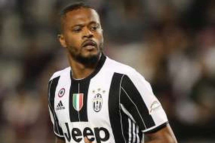 Bek kiri Juventus, Patrice Evra, tampil dalam laga Supercoppa Italiana kontra AC Milan, di Doha, Qatar, 23 Desember 2016.