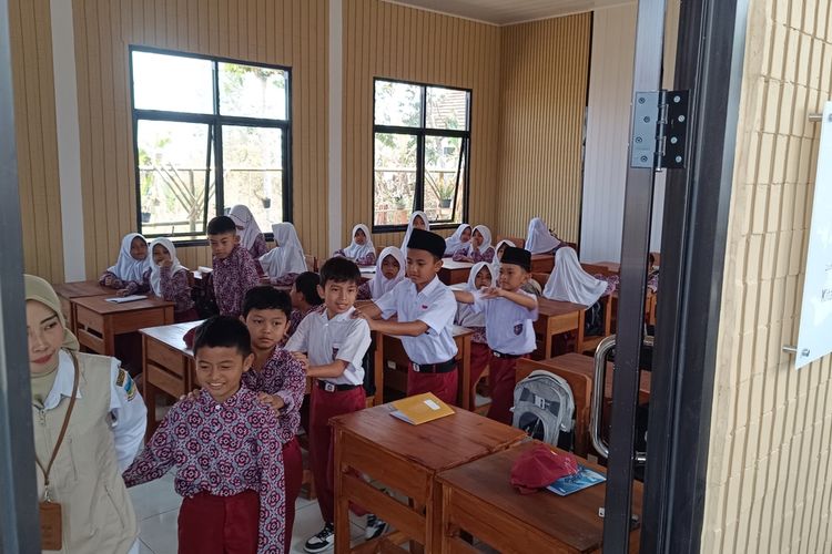 Senyum Semringah Siswa SDN 3 Sukanegla Garut, Tak Lagi Belajar Gantian, Punya Ruang Kelas dari Limbah Plastik