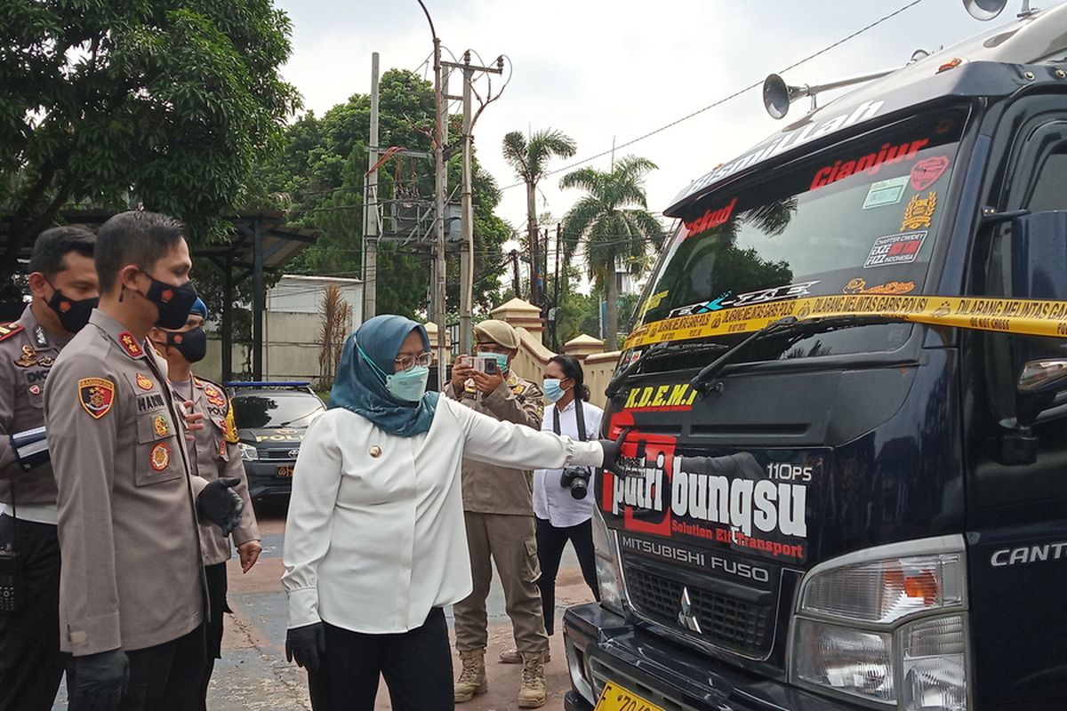 Satuan Lalu Lintas Polres Bogor, mengamankan delapan travel gelap yang membawa penumpang untuk mudik di wilayah perlintasan Kabupaten Bogor, Jawa Barat, Rabu (5/5/2021).