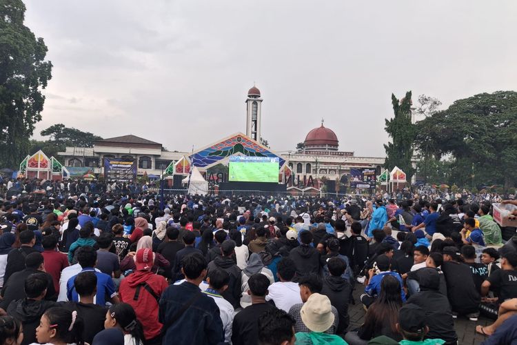 Hujan Tak Surutkan Bobotoh Subang Berpesta Rayakan Hattrick Juara Persib