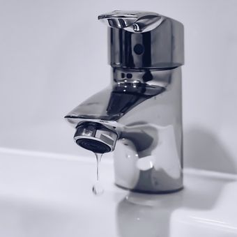 Saat menginap di hotel, hindari minum air keran karena kebersihannya tidak dapat dipastikan.
