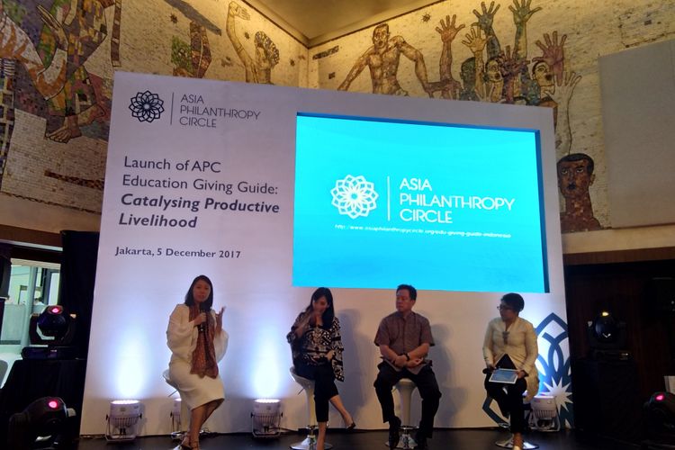 Belinda Tanoto (kiri) beserta Phillia Wibowo dari McKinsey & Company (dua dari kiri) dan Victor R. Hartono selaku Ketua APC Cabang Indonesia dan Presiden Direktur Djarum Foundation (dua dari kanan), memaparkan temuan mereka dalam laporan ?Katalisasi Penghidupan Produktif: Panduan intervensi pendidikan melalui jalur akselerasi untuk skala besar dan dampak maksimal? di Hotel Kempinski Jakarta, Selasa (5/12/2017)