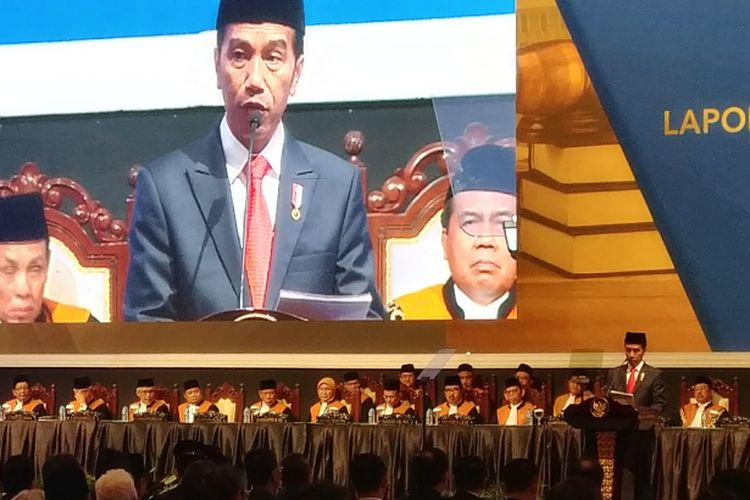 Presiden Joko Widodo menghadiri Sidang Pleno Istimewa Laporan Tahunan Mahkamah Agung Tahun 2017 di Jakarta, Kamis (1/3/2018). 