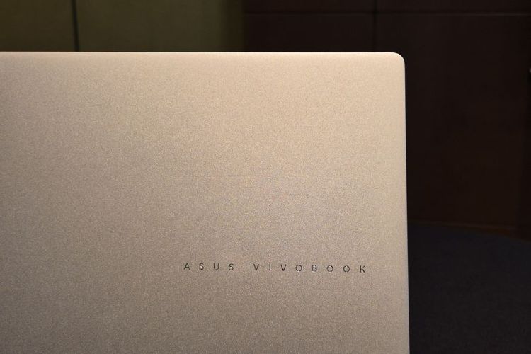 Bodi ASUS Vivobook dengan desain minimalis dan material premium yang kini hadir dalam pilihan warna elegan. 