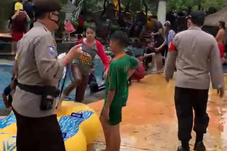 Potongan gambar video pembubaran pengunjung di Waterboom Lippo Cikarang pada Minggu (10/1/2021)