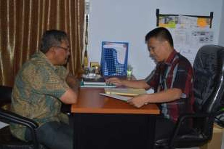Kadisbun Sulbar Ir H Tanawali diperiksa ombudsman terkait laporan duagan mal adminitrasi dala proses penetapan harga sawit di sulawesi barat yang diduga merugikan petani.
