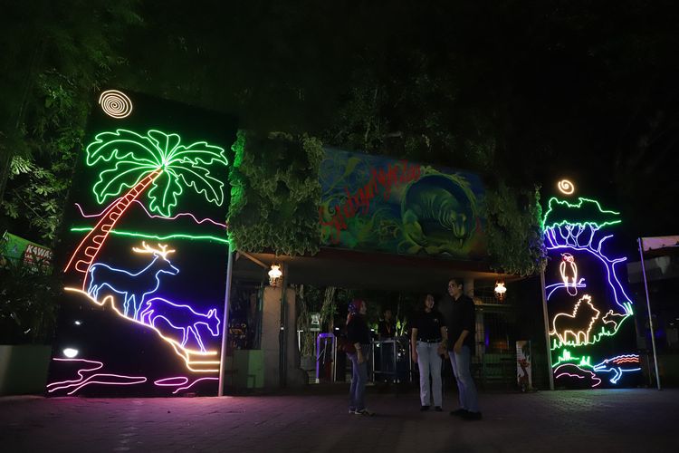 Perusahaan Daerah Taman Satwa (PDTS) Kebun Binatang Surabaya (KBS) menggelar Trial Opening Surabaya Night Zoo, Minggu (22/5/2023) malam.