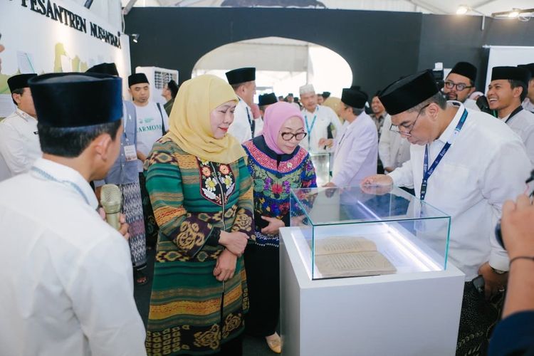 Hadiri Muktamar ke-35 NU di Jombang, Khofifah Serahkan 2 Turats Karya Ulama Jatim