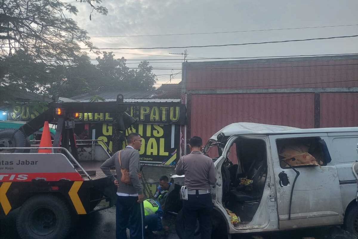 Jajaran Polisi lalu lintas Polresta Bandung tengah mengevakuasi dua unit kendaraan yang terlibat kecelakaam di Kopo, Kabupaten Bandung, Jawa Barat, Jumat (23/5/2025) pagi tadi