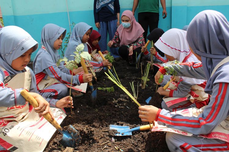 SCG Generasi Mentari menginisiasi program jaga bumi dalam rangka menjadikan SDN Wangunreja sebagai sekolah adiwiyata serta mendukung target pemerintah dalam mencapai Indonesia Layak Anak (IDOLA) 2030.