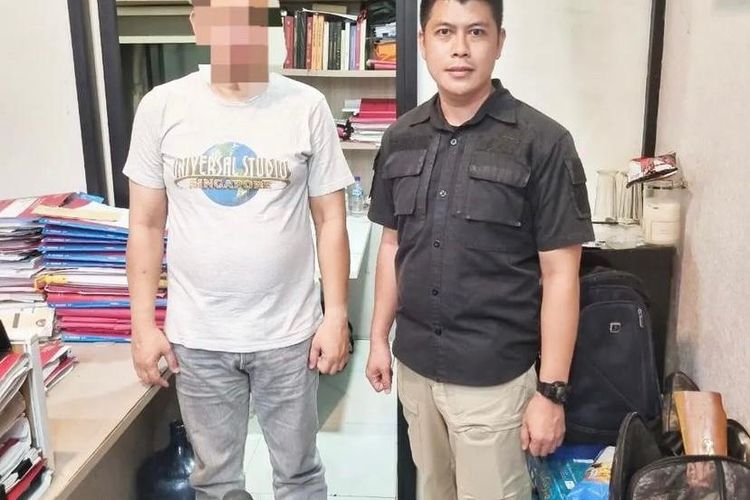 Pengemudi Fortuner arogan berinisial Ir PWGA (kiri) bersama dengan anggota TNI. Pelaku ditangkap usai memakai pelat palsu mobil dinas TNI, Selasa (16/4/2024). 