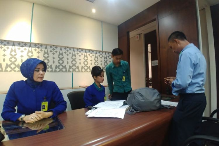 Penumpang melaporkan kehilangan uang di dalam tas di bagasi pesawat Garuda Indonesia GA101 rute Palembang-Jakarta, ke kantor pelayanan bagasi Garuda Indonesia di Bandara Soekarno Hatta, Senin (26/11/2018).