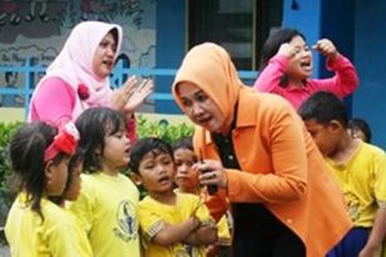 Anak-anak di Pendidikan Anak Usia Dini (PAUD) Terpadu Kuncup Melati Pika PKT, Bontang, Kalimantan Timur, beberapa waktu lalu, bernyanyi bersama Hj Najirah Adi Darma, Bunda PAUD Bontang. Selain dikenal sebagai kota yang bersih dan nyaman, Bontang kini mulai dikenal sebagai kota yang aktif menggiatkan PAUD.