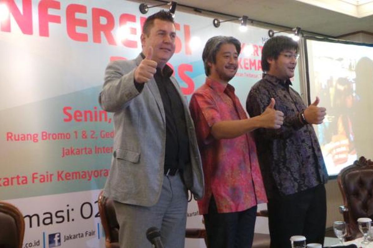 (dari kiri ke kanan) Marketing Director PT JIExpo Ralph Scheunemann, Managing Director PT JIExpo Prajna Murdaya, dan Director PT JIExpo Karuna Murdaya saat menyelenggarakan konferensi pers Jakarta Fair 2015, di Kemayoran, Jakarta Pusat, Senin (25/5/2015). 