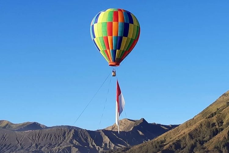 Balon udara dari Indonesia Terbang mengudara di atas Gunung Bromo